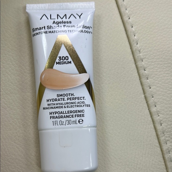 Almay Cream Foundation Natural Coverage - Picture 1 of 2